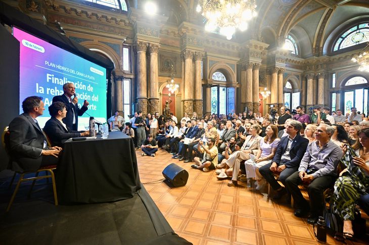 Axel Kicillof, Gabriel Katopodis y Julio Alak encabezaron el acto en La Plata. Axel Kicillof, Gabriel Katopodis y Julio Alak encabezaron el acto en La Plata.