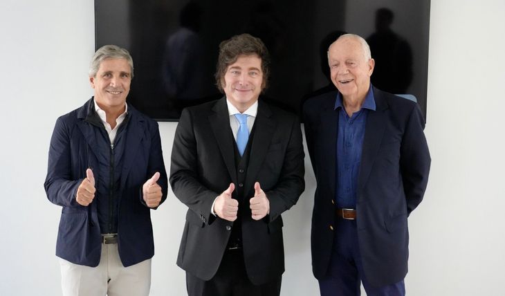 Javier Milei junto al economista Herbert Allen Jr. y el ministro de Economía, Luis Caputo.