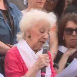 El libro A Flower Traveled in My Blood reconstruye la historia de Abuelas de Plaza de Mayo. El libro A Flower Traveled in My Blood reconstruye la historia de Abuelas de Plaza de Mayo.