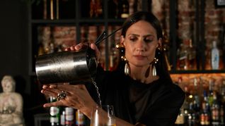 Mona Gallosi se consolida como empresaria al frente de Punto Mona, su bar en Chacarita, combinando coctelería y experiencias culturales.