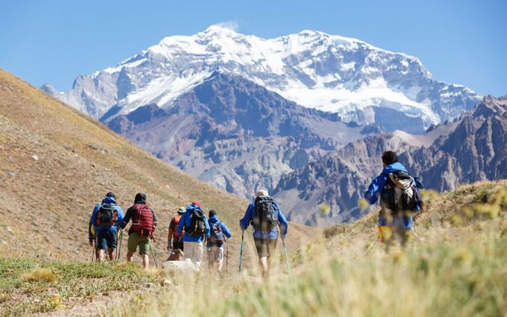 Turistas recorren senderos en la región de Cuyo, donde la ocupación hotelera promedia apenas el 34% pese al atractivo natural y la oferta de turismo activo Turistas recorren senderos en la región de Cuyo, donde la ocupación hotelera promedia apenas el 34% pese al atractivo natural y la oferta de turismo activo