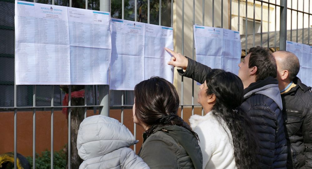 En total, son 14 mil las escuelas designadas para la votación en todo el país, que contarán con 98.400 urnas para que los alrededor de 33 millones de electores emitan su sufragio. 