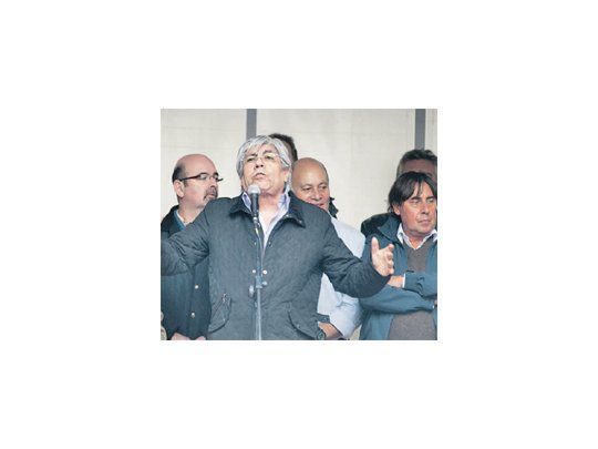 Hugo Moyano y Gerónimo “Momo” Venegas marcharon ayer junto a la CTA disidente de Pablo Micheli a la sede de la ANSES.