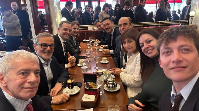 Guillermo Francos desayunó junto a su gabinete. 