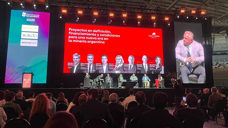 El panel con empresarios mineros, el Citi y Cancillería fue moderado por el periodista Daniel Tejada y Guadalupe Muñoz, directora de Asuntos Corporativos de LLYC.