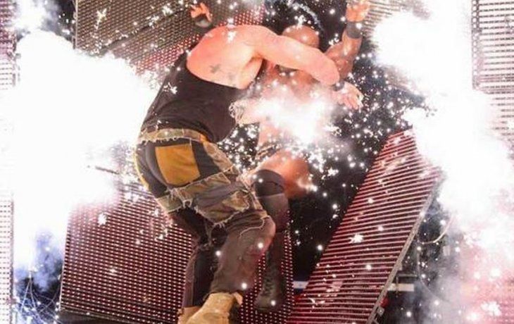 Brutal golpe en la WWE: destruyeron una pantalla gigante y quedaron inconscientes