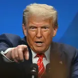 Mientras JD Vance ya arribó a Pakistán para comenzar la segunda rueda de negociaciones de paz con Irán, Donald Trump -casi como queriendo boicotearlo- eleva su retórica amenazando al régimen, viendo como su estrategia de bloqueo no le aportó ninguna ventaja Mientras JD Vance ya arribó a Pakistán para comenzar la segunda rueda de negociaciones de paz con Irán, Donald Trump -casi como queriendo boicotearlo- eleva su retórica amenazando al régimen, viendo como su estrategia de bloqueo no le aportó ninguna ventaja