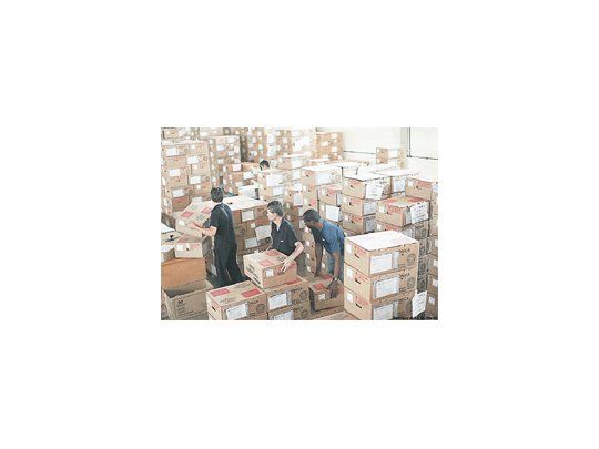 Trabajadores electorales preparan las urnas electrónicas que Brasil volverá a usar este domingo.