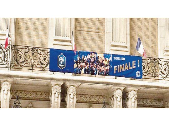 Embanderado. El Palacio Ortiz Basualdo, sede de la Embajada francesa, estuvo embanderado el fin de semana. El objetivo central no fue el festejo del 14 de julio, día patrio, el viernes y sábado, sino la final del Mundial.
