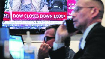 Lunes negro. Wall Street acompañó la caída de las principales bolsas del mundo con un retroceso de más de 1.000 puntos en el Dow Jones.
