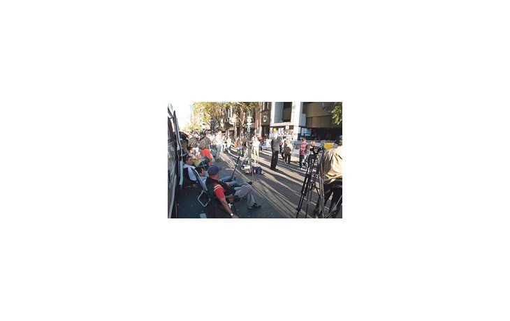 Una multitud de  curiosos y de enviados  de medios  cortó ayer la avenida Belgrano, en donde está la clínica Favaloro, a la espera de noticias sobre la operación a la Presidente. Hoy a mediodía, nuevo parte de los médicos.