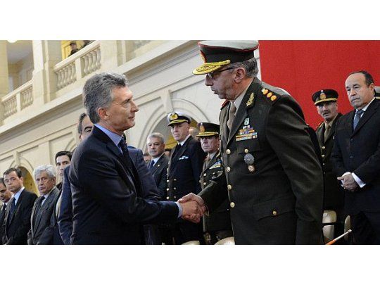 Desde Palomar, el Presidente remarcó su compromiso para que las fuerzas armadas reciban los mismos aumentos que tienen los demás empleados del Estado.