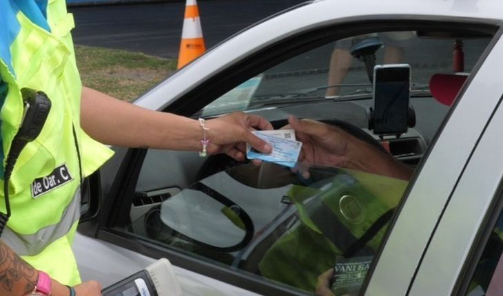 En los operativos, los agentes verifican en el sistema nacional si la licencia exhibida existe, si está vigente y si coincide con los datos del conductor. En los operativos, los agentes verifican en el sistema nacional si la licencia exhibida existe, si está vigente y si coincide con los datos del conductor.