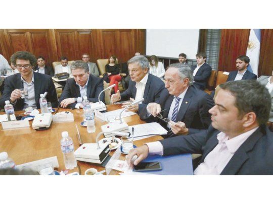 CARA A CARA. Los ministros de Economía, Producción y Trabajo visitaron la sede de la UIA en busca de respaldo para avanzar con la reforma impositiva. Salvo en tributos internos, los privados dieron el visto bueno.