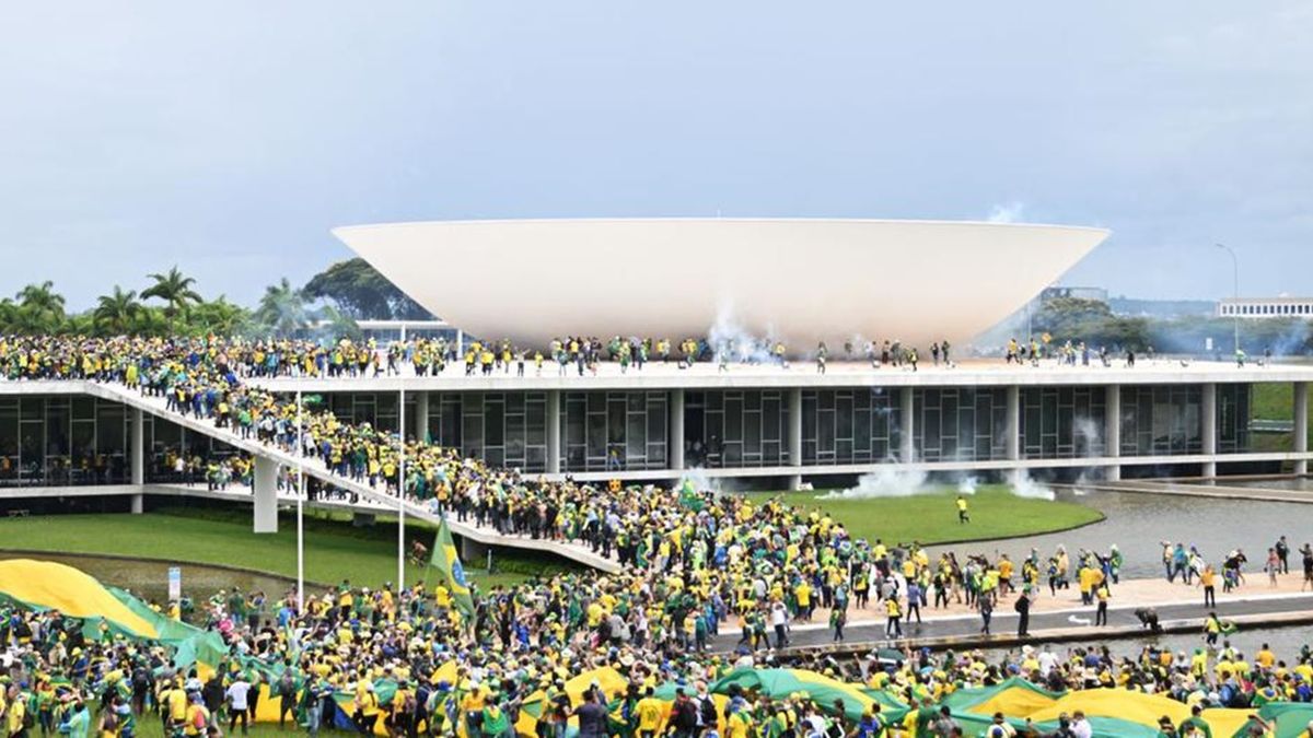 the police retook control of Congress, the Court and the Planalto after Bolsonaro assault