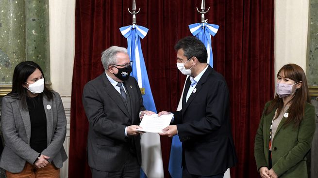 La diputadas Dolores Martínez y Laura Russo, junto a Alberto Barbieri y Sergio Massa.&nbsp;