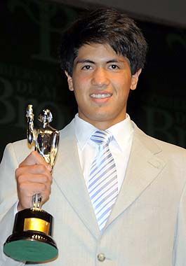 El atleta Braian Toledo muestra su primer Olimpia de Plata.