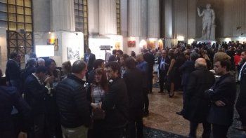 El improvisado lobby para invitados al debate lució completo una hora antes de la contienda discursiva.