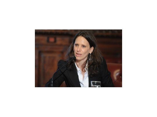 Cecilia Nahón durante su presentación en el Senado.