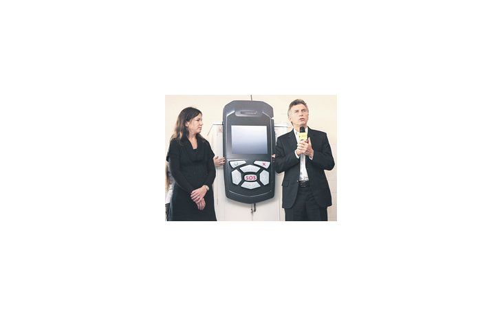 ámbito.com | Mauricio Macri junto a Carolina Stanley -ministra de Desarrollo Social-, presentó ayer un sistema de botones antipánico que serán distribuidos entre mujeres víctimas de episodios de violencia doméstica.