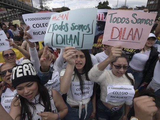 Las manifestaciones contin&uacute;an en las calles de Colombia. Miles de j&oacute;venes reclaman justicia por Dylan Cruz, quien se debate entre la vida y la muerte.