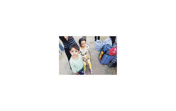 Niños rumanos esperan por su equipaje luego de arribar desde Francia al aeropuerto de Bassena, en Bucarest. Dura respuesta del Gobierno de Sarkozy a los reclamos de la Unión Europea.