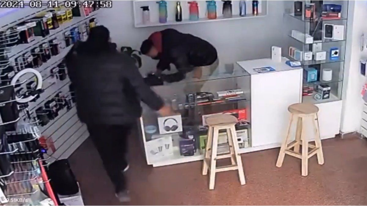 Robbery in Córdoba: more than  million worth of iPhones were stolen and the safe was looted