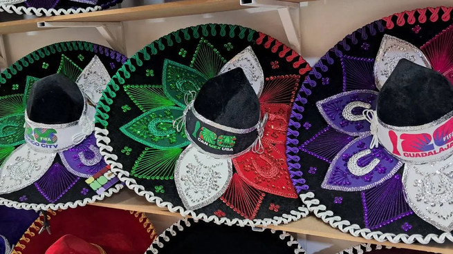 La tradición artesanal de&nbsp;San Francisco del Rincón vuelve a colocarse en el escaparate internacional, luego de que sombreros elaborados en el municipio forman parte de los productos oficiales vinculados a la FIFA parea el Mundial 2026.