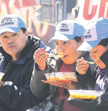 Ollas. Los piqueteros hicieronollas populares en reclamo de aumento de planes de asistencia.