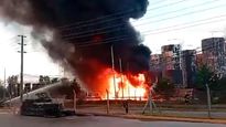 Un camión de combustible se incendió en el Parque Industrial de Pilar y provocó una tragedia.