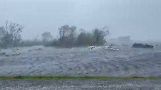 Vehículos bajo el agua en Golden Meadow,  Louisiana.