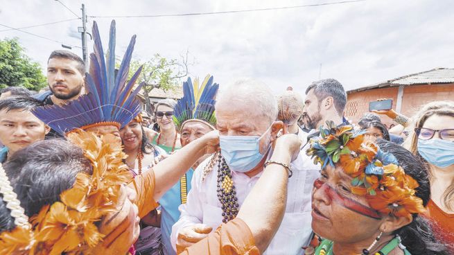 PRESENCIA. Antes de viajar a la Argentina, Luiz Inácio Lula da Silva visitó un centro de salud de la etnia yanomami en el estado de Roraima. Sus acusaciones a Jair Bolsonaro por el abandono de ese pueblo son extremadamente graves.