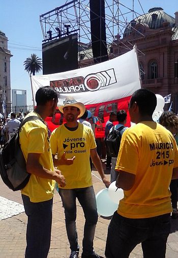 Crónica y fotos de una asunción acalorada en la Plaza de Mayo (foto 3)