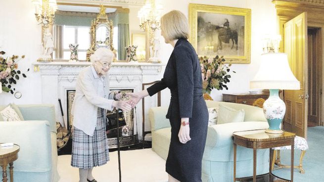PRESENTACIÓN. Impedida por razones de salud de viajar a Londres, la reina Isabel II recibió ayer en su castillo de Balmoral a la nueva primera ministra británica, Liz Truss.
