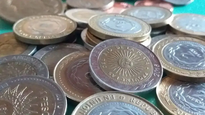 Monedas de 1 y 2 pesos argentinos.