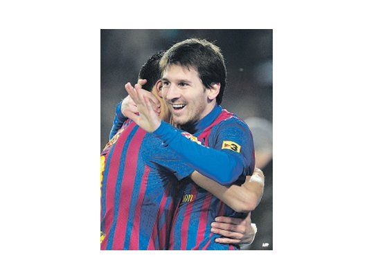 Lionel Messi festeja su gol, que le permite igualar a Cristiano Ronaldo en lo alto de la tabla. Barcelona adelantó su partido y se puso a tres del Real Madrid.