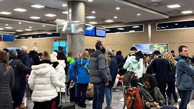 Cientos de pasajeros sufren demoras en Aeroparque debido a medidas de fuerza de Intercargo.