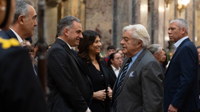 El saludo entre Orsi y Lacalle Herrera durante el funeral e José Mujica.