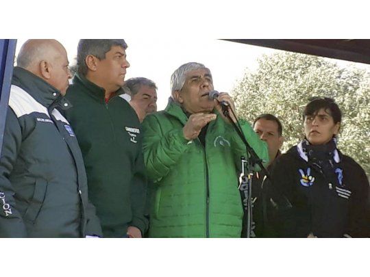 Hugo y Pablo Moyano encabezaron la asamblea de camioneros en Ezeiza.