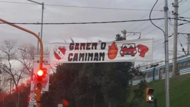 Los pasacalles de que colocaron los hinchas de Independiente.