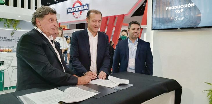 Firma. El gasoducto permitiá mayor capacidad de transporte hacia el norte neuquino.