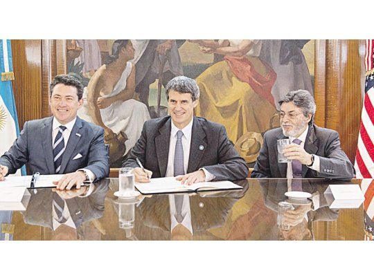 Acuerdo. Antes de irse el embajador de EE.UU., Noah Mamet, firmó con el ministro Alfonso Prat Gay un acuerdo de intercambio de información.