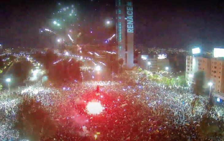 Un centenar de jóvenes se reunieron en Santiago para festejar el resultado en el plebiscito.&nbsp;