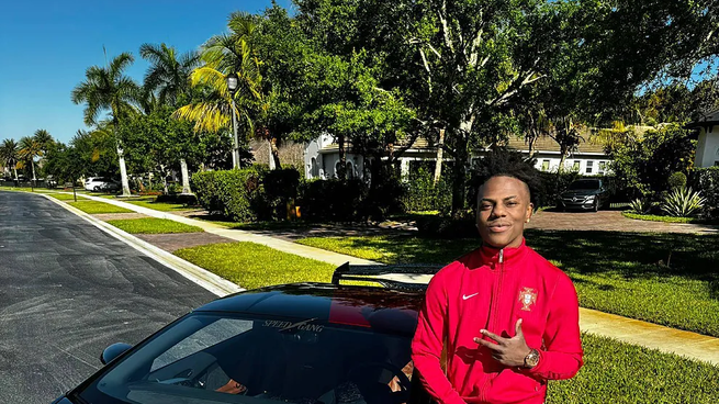 El streamer y rapero estadounidense IShowSpeed muestra orgulloso su Lamborghini Huracán, pintado con el característico festejo de gol de Cristiano Ronaldo.