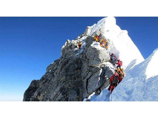 La roca es el último gran reto antes de la cima para los escaladores.
