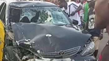 estrello su auto contra una multitud en nigeria: siete muertos y 29 heridos