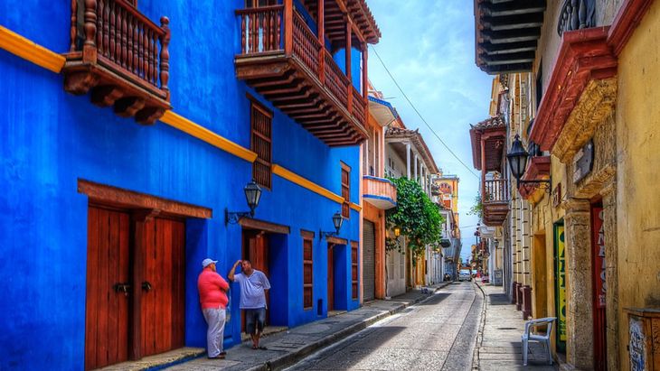 Las calles de Cartagena se distinguen por su arquitectura y las fachadas coloridas. 