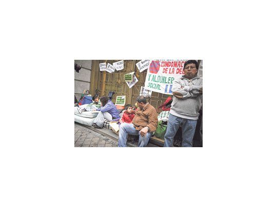 Una familia peruana acampa frente a una sede de Bankia, en Madrid, el banco que busca esquivar su liquidación y que es el mayor tenedor de hipotecas de España. La crisis económica provoca más de quinientos desalojos por día en el país.