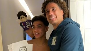 La buena relación entre Gilberto Mora y Memo Ochoa. La diferencia de edades hizo que durante el Mundial las redes se llenaran de memes, Ahora que Morita acaba de graduarse en la preparatoira el experimentado arquero le dedicó unas emotivas palabras.