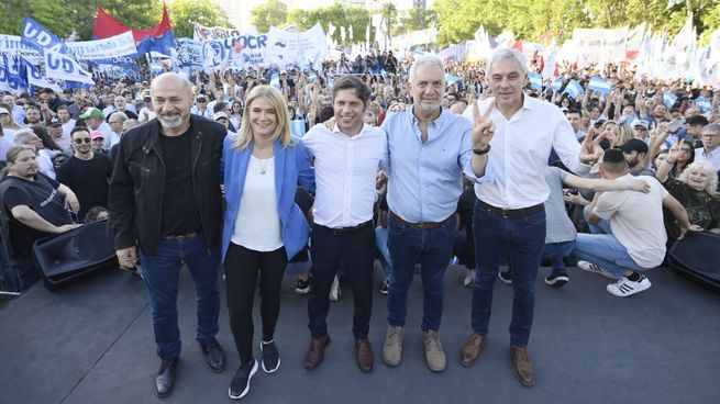 El gobernador reelecto Axel Kicillof junto a la vicegobernadora Verónica Magario; al intendente de Ensenada, Mario Secco; al intendente electo de La Plata, Julio Alak, y de Berisso, Fabián Cagliardi.